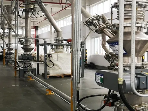 Pneumatic conveying and gravity blending system for para-aramid fiber